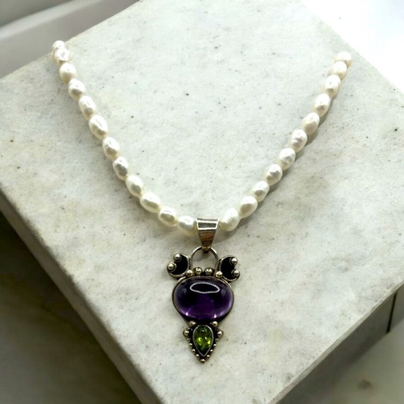 UNIQUE STERLING SILVER AMETHYST AND PERIDOT PENDANT ON A SEED PEARL NECKLACE - Picture 3 of 4